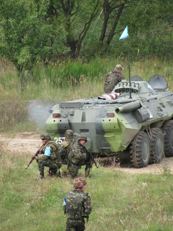 Lực lượng bộ binh dưới sự yểm trợ của xe thiết giáp tấn công vào sào huyệt địch